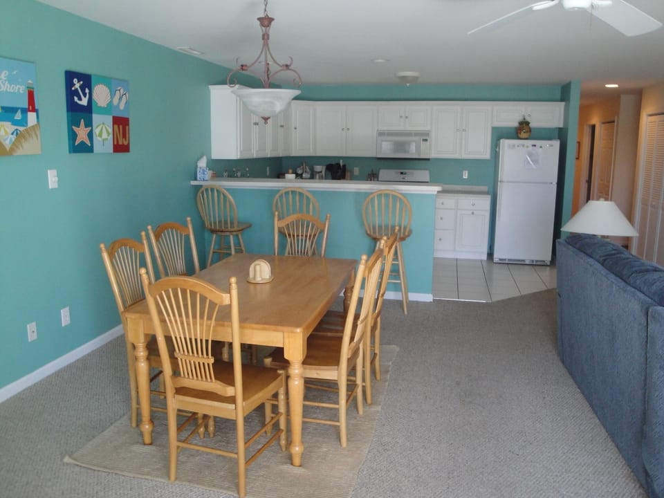 6 person dining area with 3 seats at the counter. Child's booster available