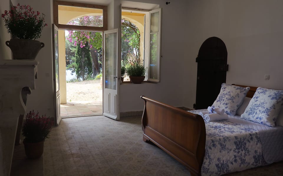 Room 1 on groundfloor, now has 180x2m bed.