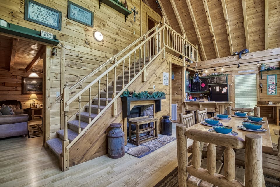 Pet Friendly Cabin in Pigeon Forge "Papa's Pad" - Dining area with vaulted ceilings