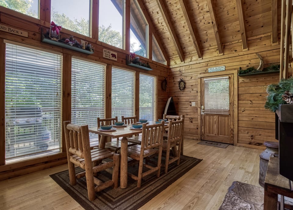 Pet Friendly Cabin in the Smokies "Papa's Pad" - Dining area