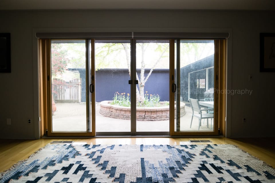 Views from the fireplace room into the courtyard