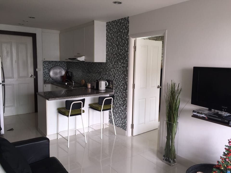 Lounge to Kitchen view,
wall mounted TV & Dvd
Player