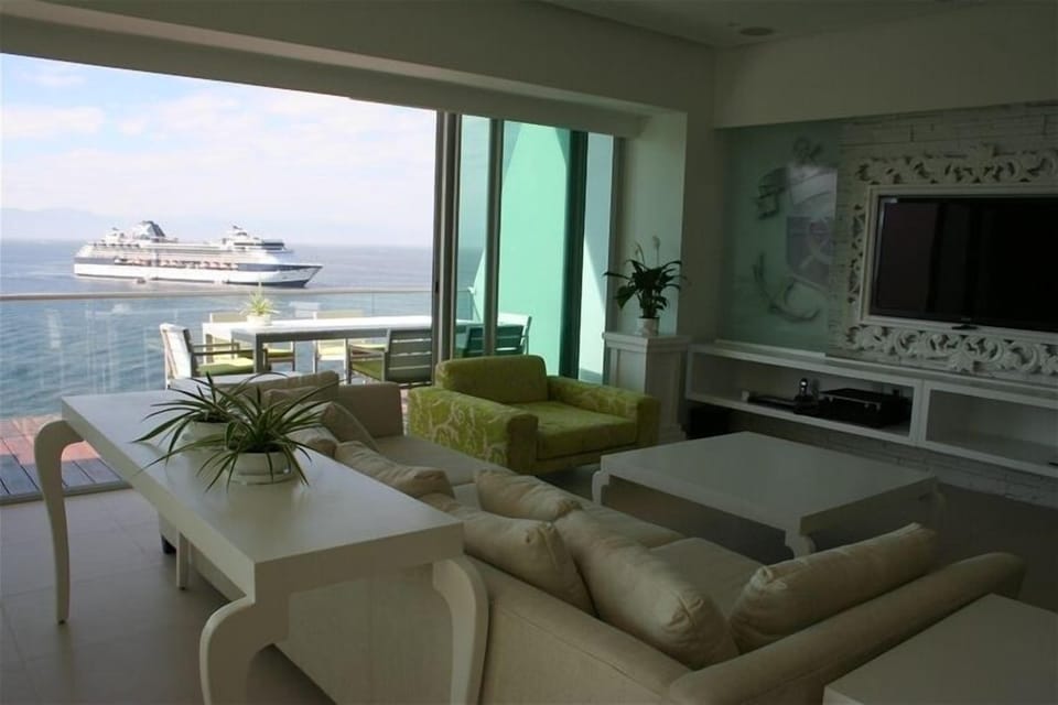 Living room and deck dinning set with stunning ocean, bay, & down town view!