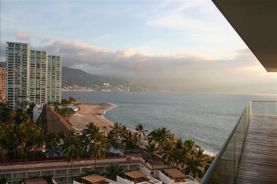 Wraparound Balcony with breath taking view of the bay, down town and mountain!