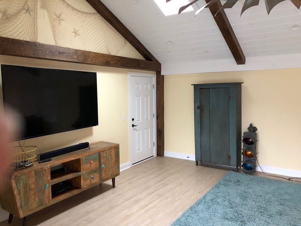 family room with vaulted ceiling