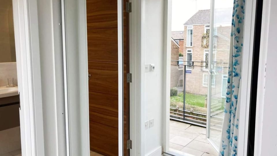 Bedroom 1: Balcony
