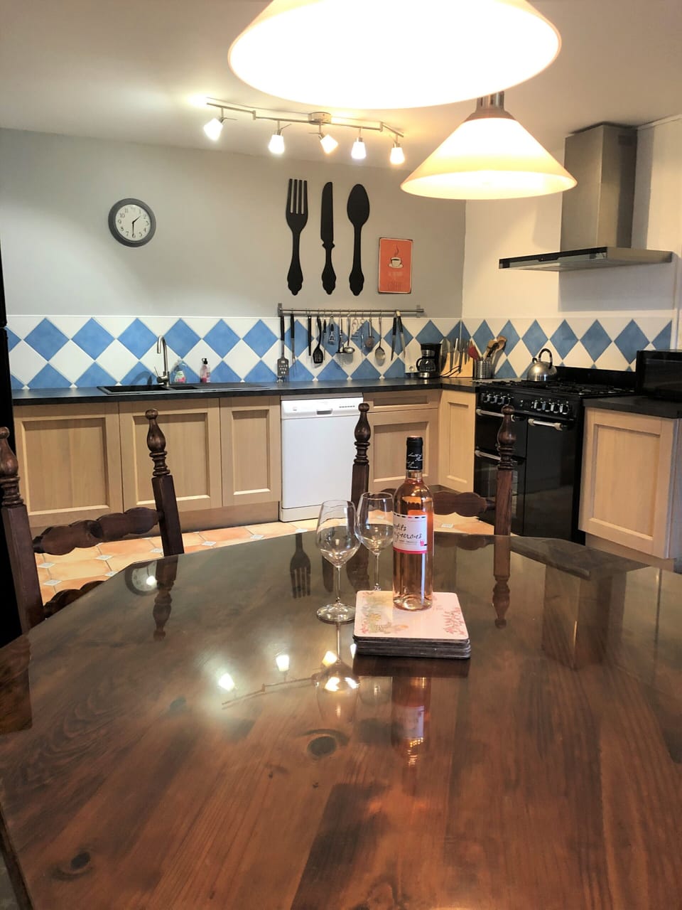 Fully Equiiped with range cooker , dishwasher, washing machine