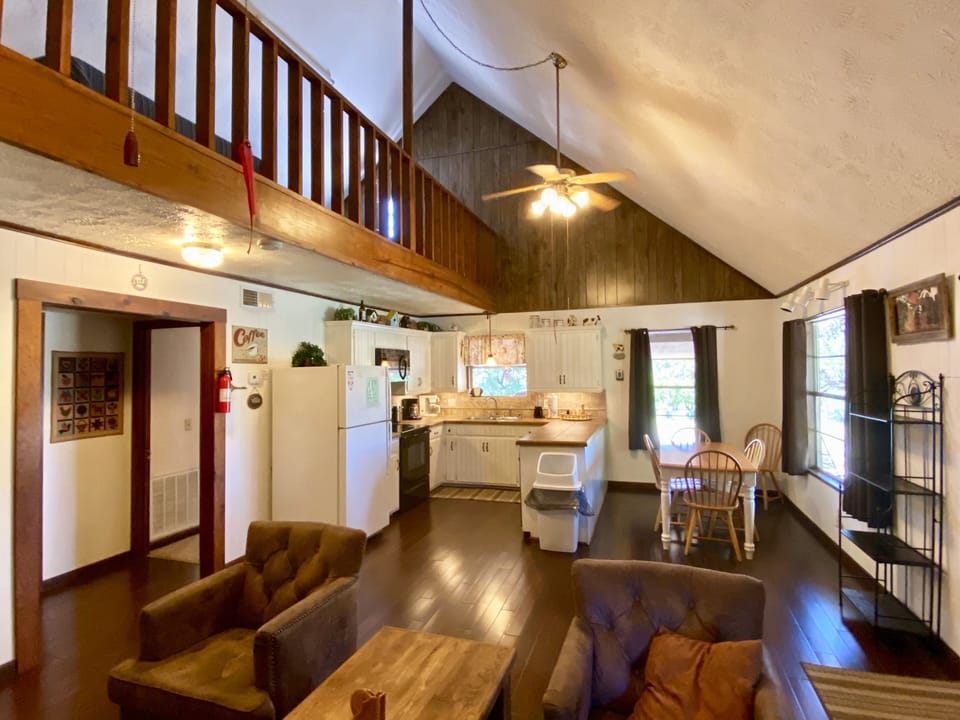 Rusty Rio - Stunning interior with vaulted ceiling, wood floors, open loft that's light and bright.