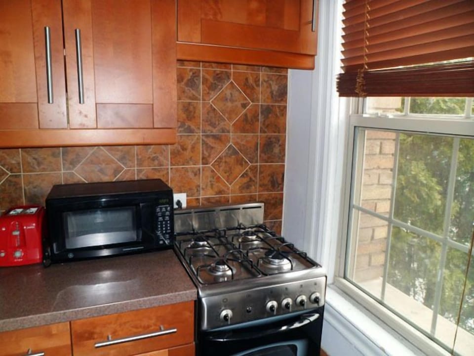Full size appliances, big window, lots of light