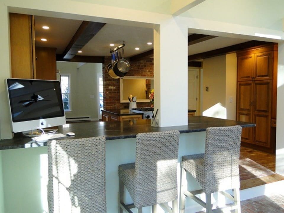 Kitchen bar – great for breakfast or Apple computer time