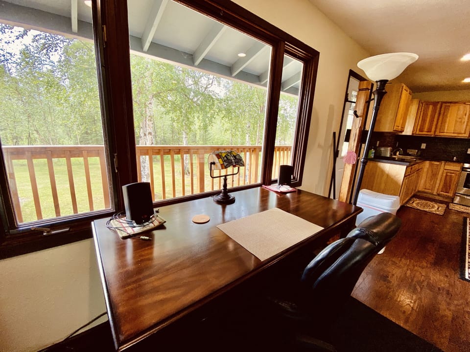 Featured amenities: a work desk with a smart TV, printer & scanner and Wifi.