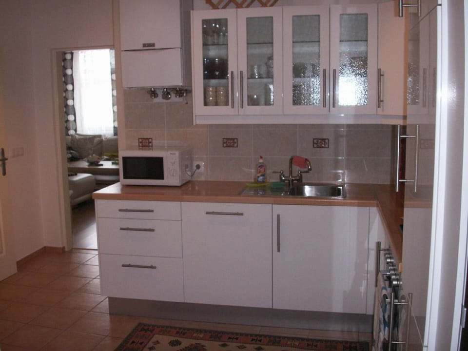 Kitchen (has dish washer)