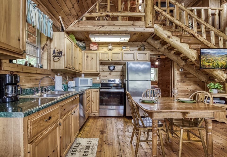 Smoky Mountain Cabin - Possum Moon - Fully furnished kitchen with stainless steel appliances