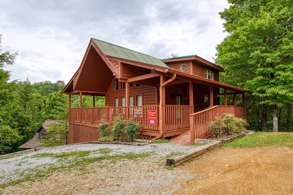 Log Cabin in the Smokies - Possum Moon - Parking area