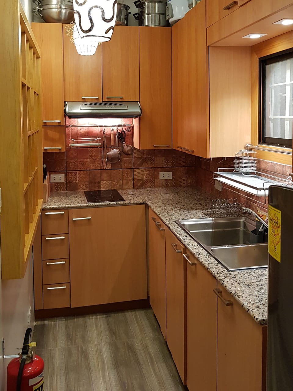 Well equipped kitchen with induction cook top