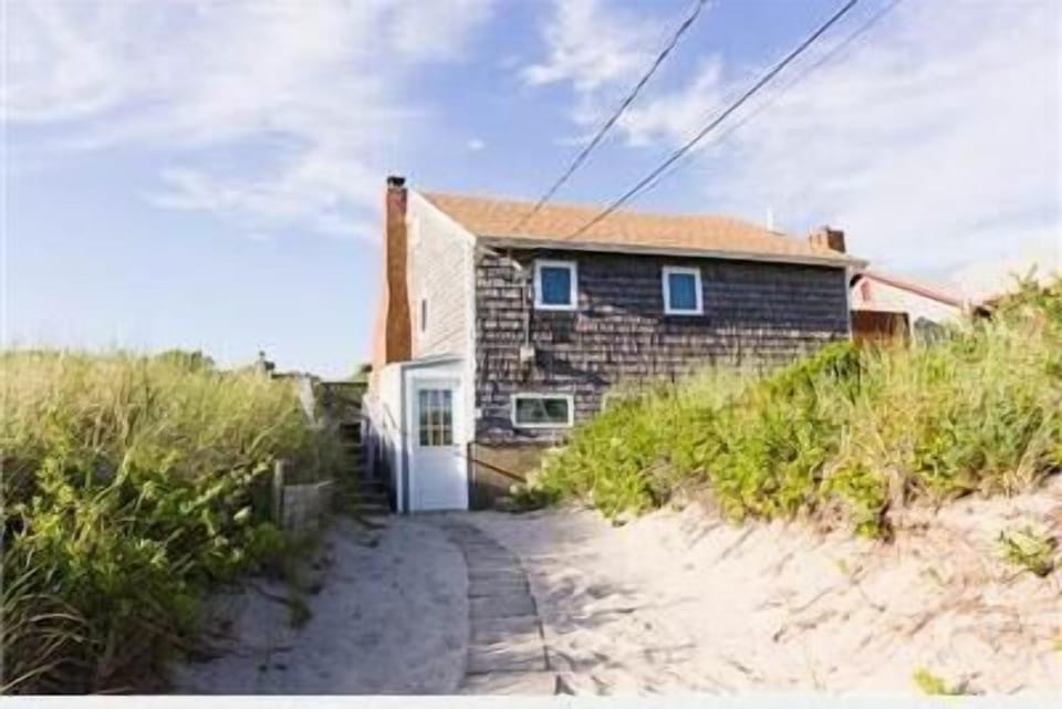 back of cottage with driveway 