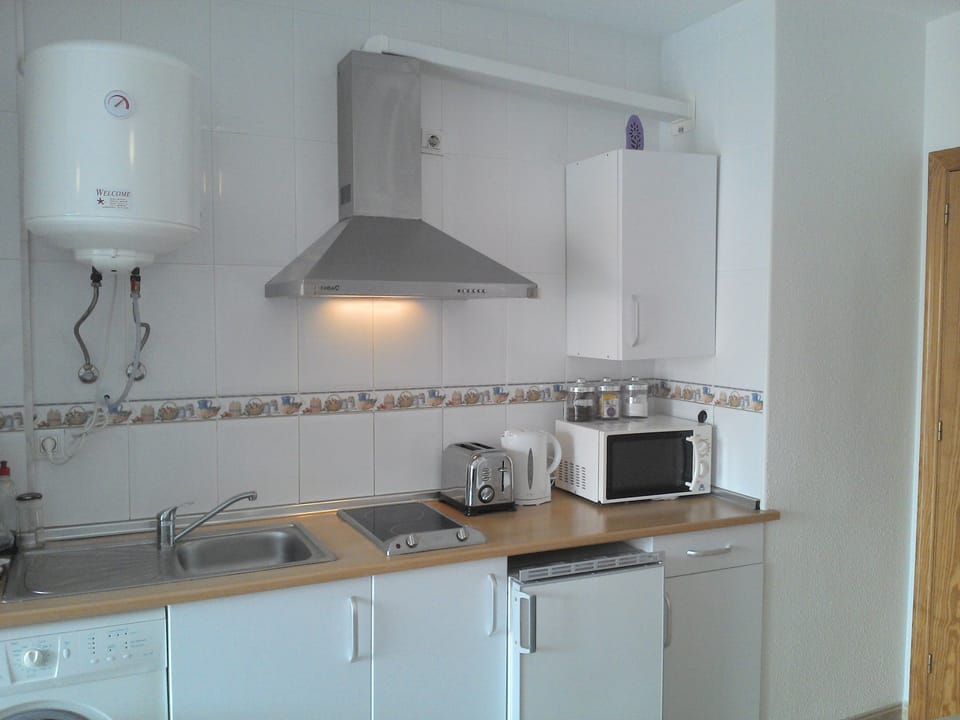 Fully equipped kitchen with washing machine