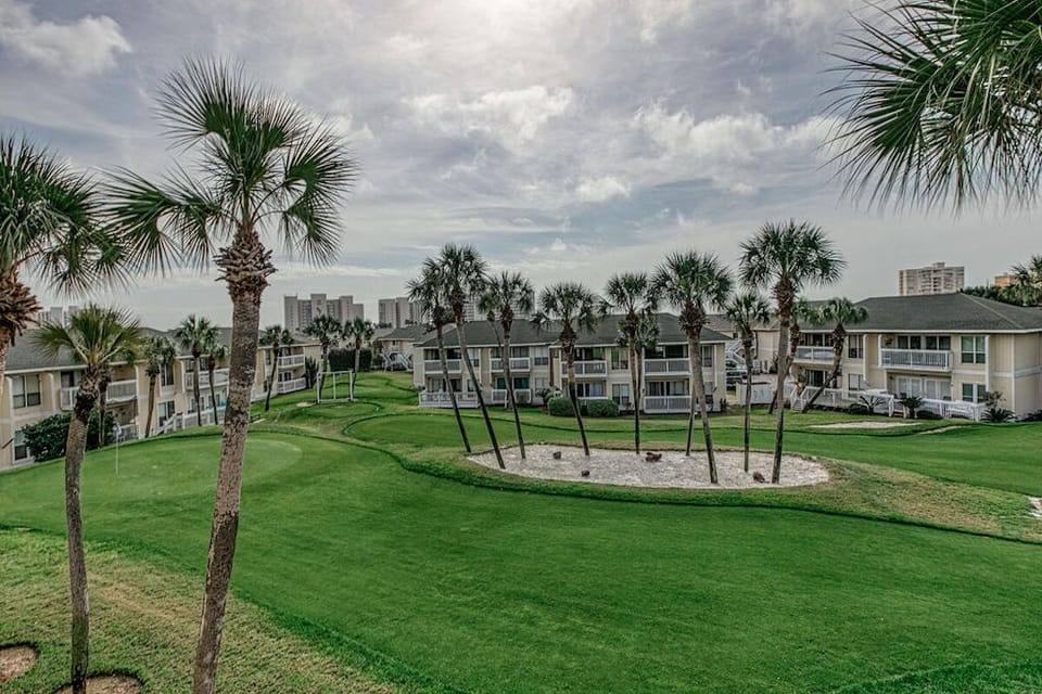 Free 9-hole, par-3 golf course