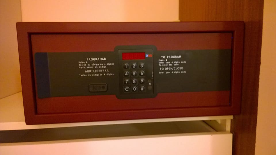 Bedroom with air conditioning with inverter, for cooling or heating
