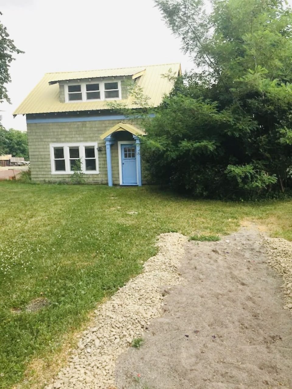Front house view with kid sand pit play area & separate horseshoe/bocce ball pit