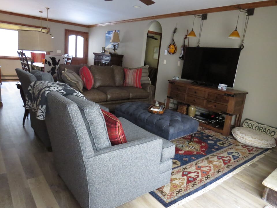 Super comfy & stylish family room with 58" smart tv.