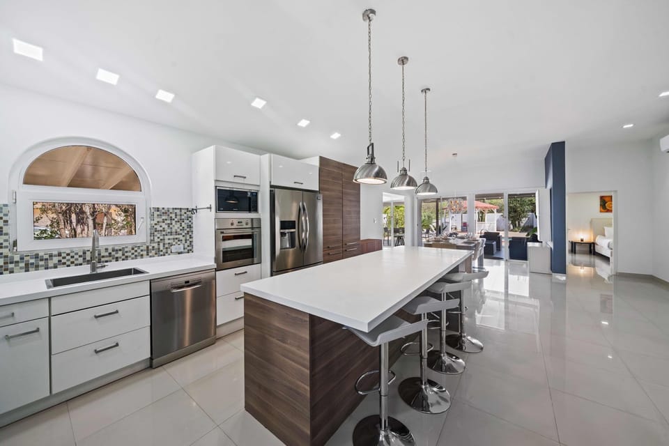 Kitchen with Modern Appliances and breakfast bar