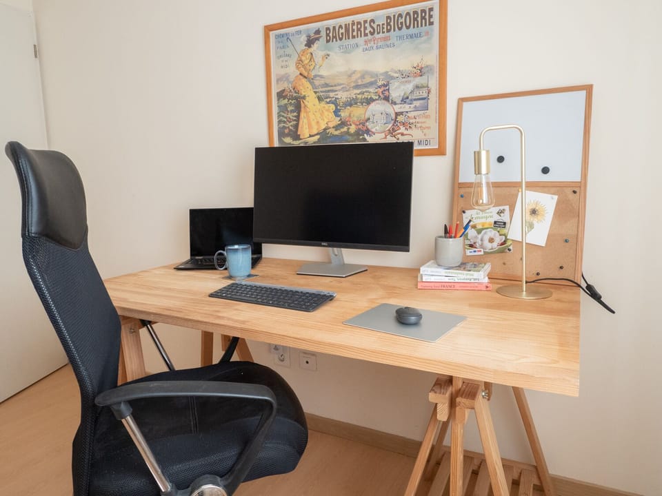 Home office desk, monitor, printer available 