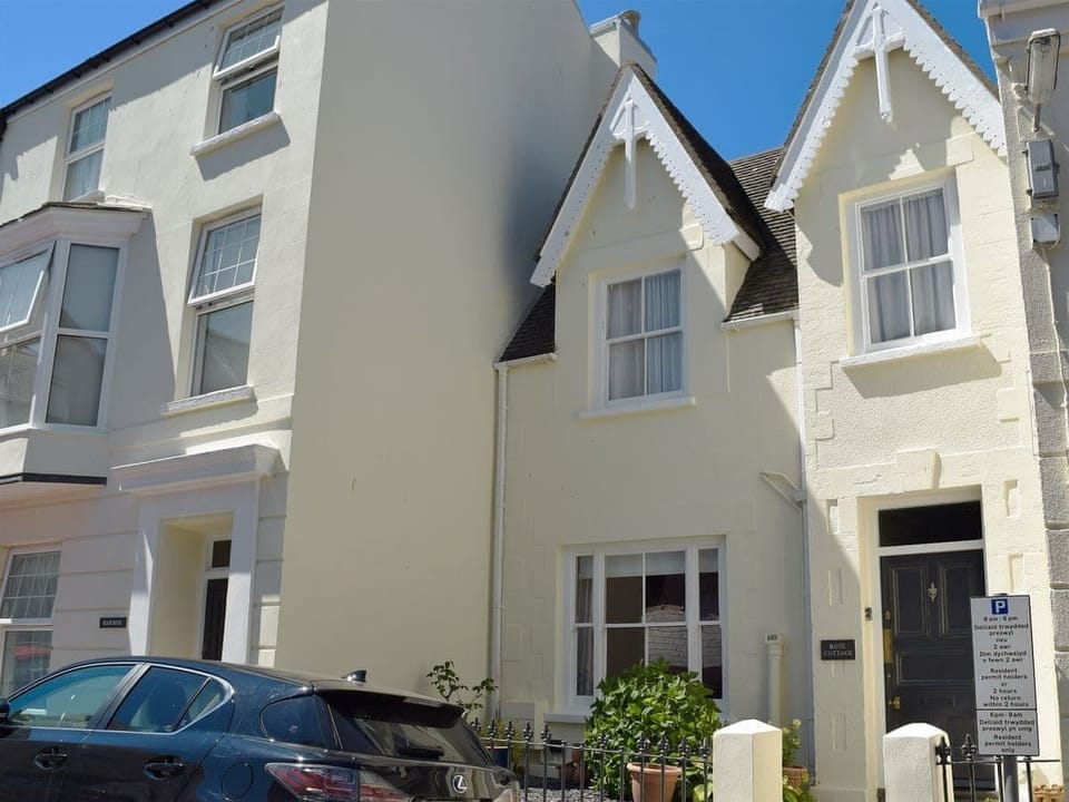 Exterior Rose Cottage Tenby 1 Street from South Beach!