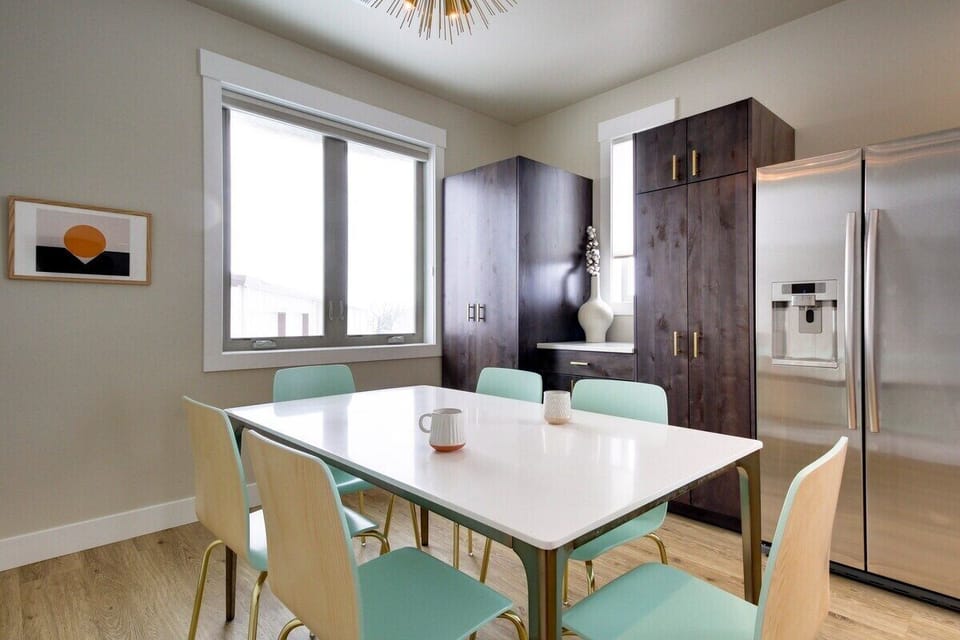 Full eat-in kitchen to cook gourmet meals or enjoy some local take-out!
