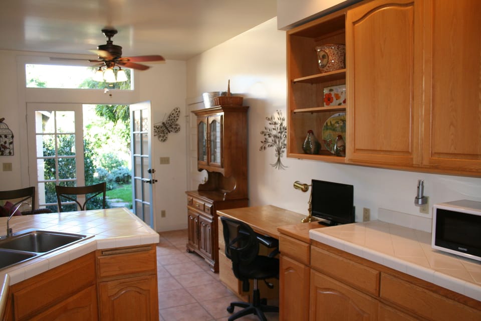 Desk, TV and a breakfast bar make many functions possible
