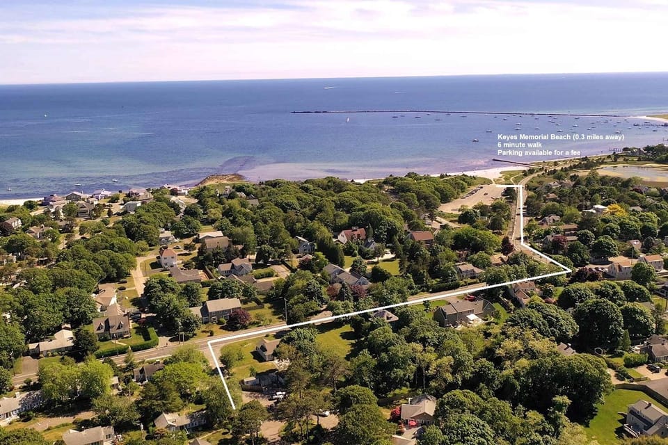 Just steps away from Keyes Memorial Beach!.