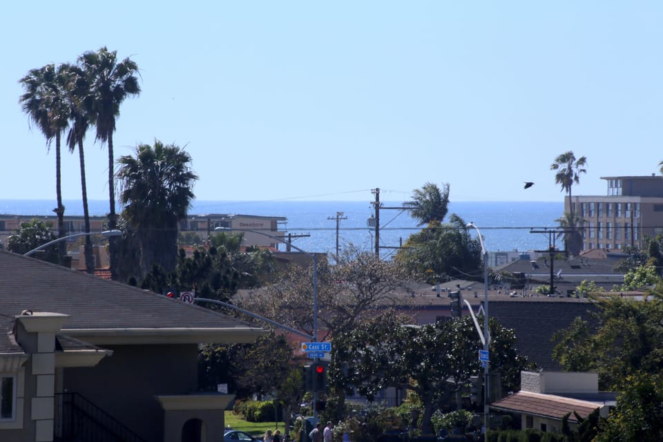 Enjoy panoramic views of the Ocean, Bay, La Jolla Hills, and Sea World(10x zoom)