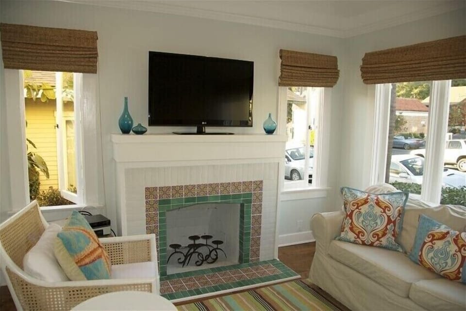 Living room with 42' flat panel HDTV