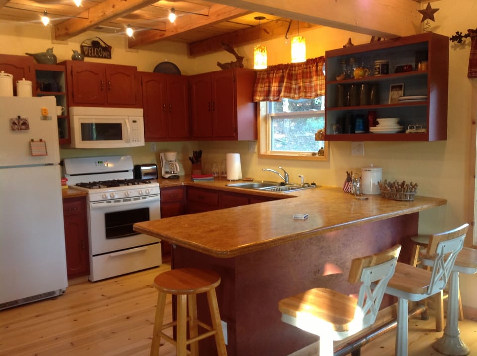 Modern equipped kitchen with gas cooking! 