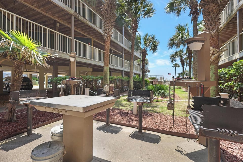 Sandpiper Grill Area