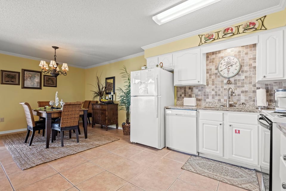 Sandpiper 6B Kitchen & Dining Area