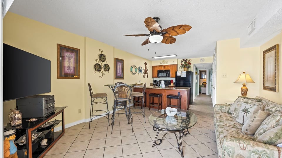 Royal Palms 406 - Dining and Kitchen