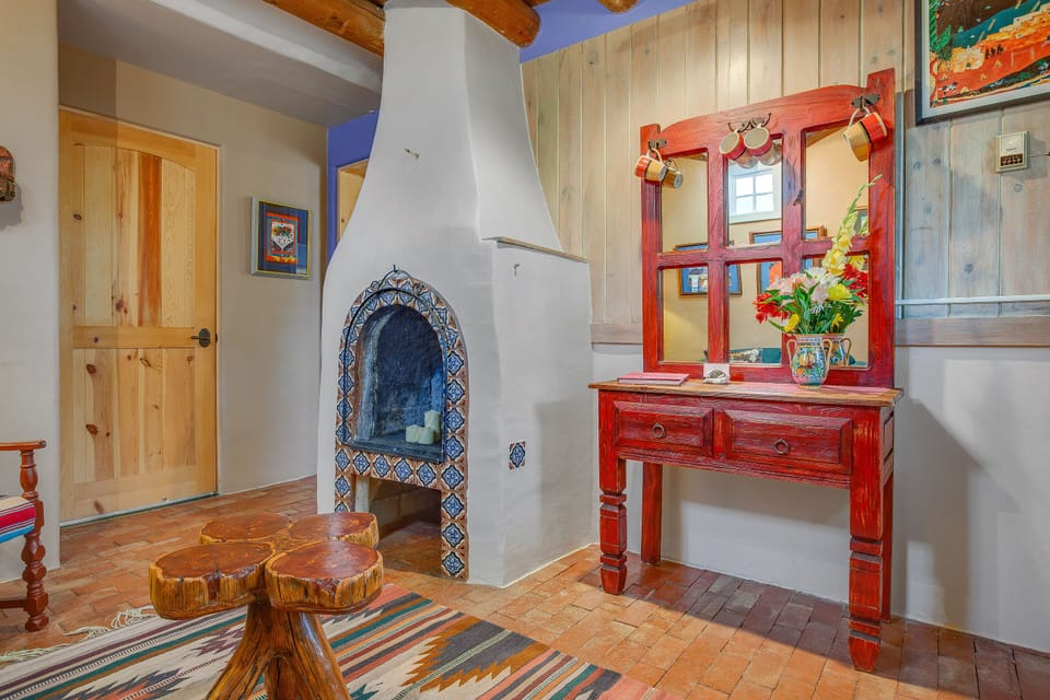 Please note . Fireplace is NOT in working order.