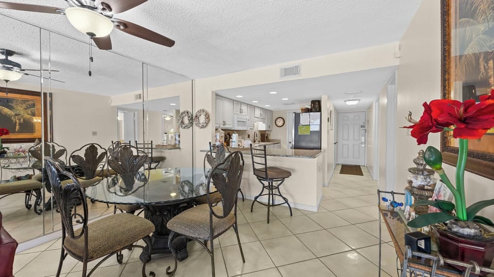Edgewater 62 - Dining & kitchen area