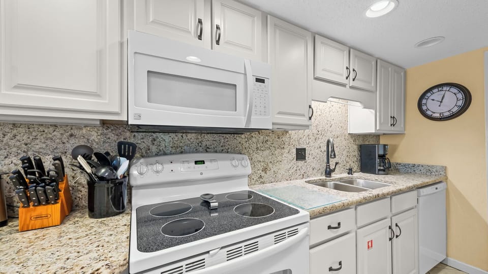 Edgewater 62 - Kitchen