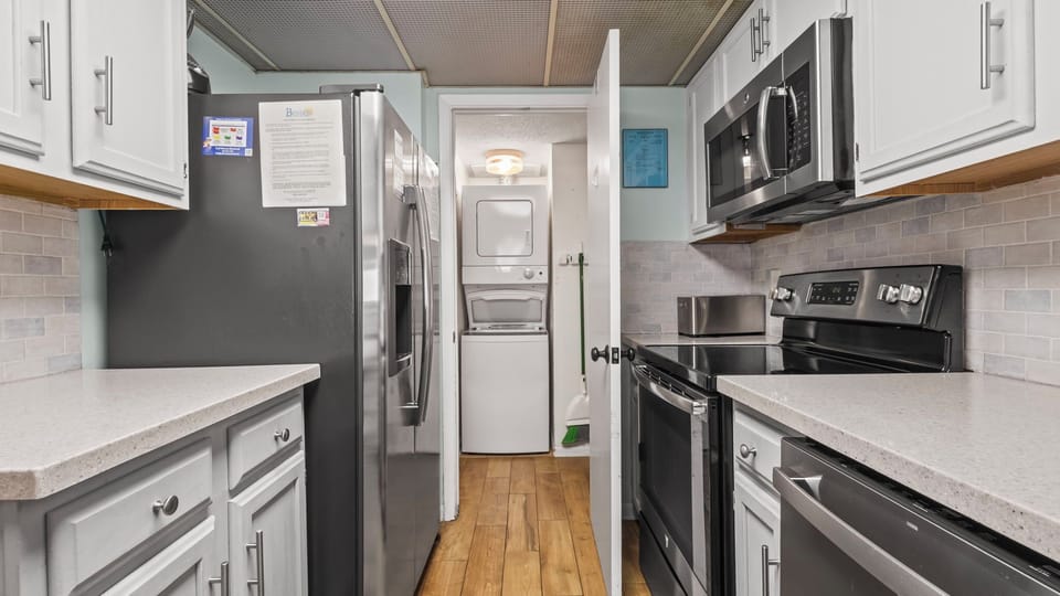 Gulf Tower 8C - Kitchen