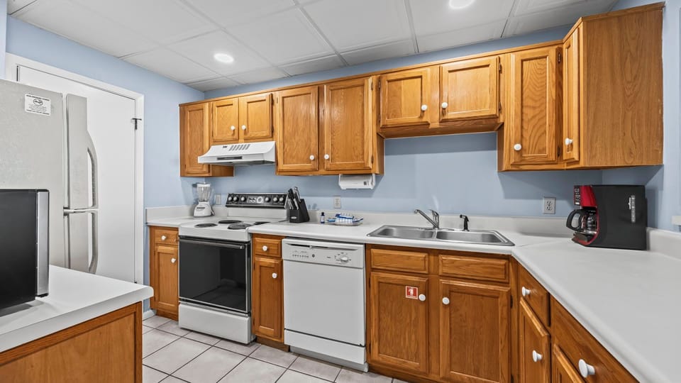 Gulf Tower 4C - Kitchen with all essential appliances and tools for easy meal preparation.