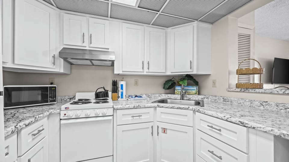 Gulf Tower 1C - Studio-style condo featuring a fully equipped kitchen.