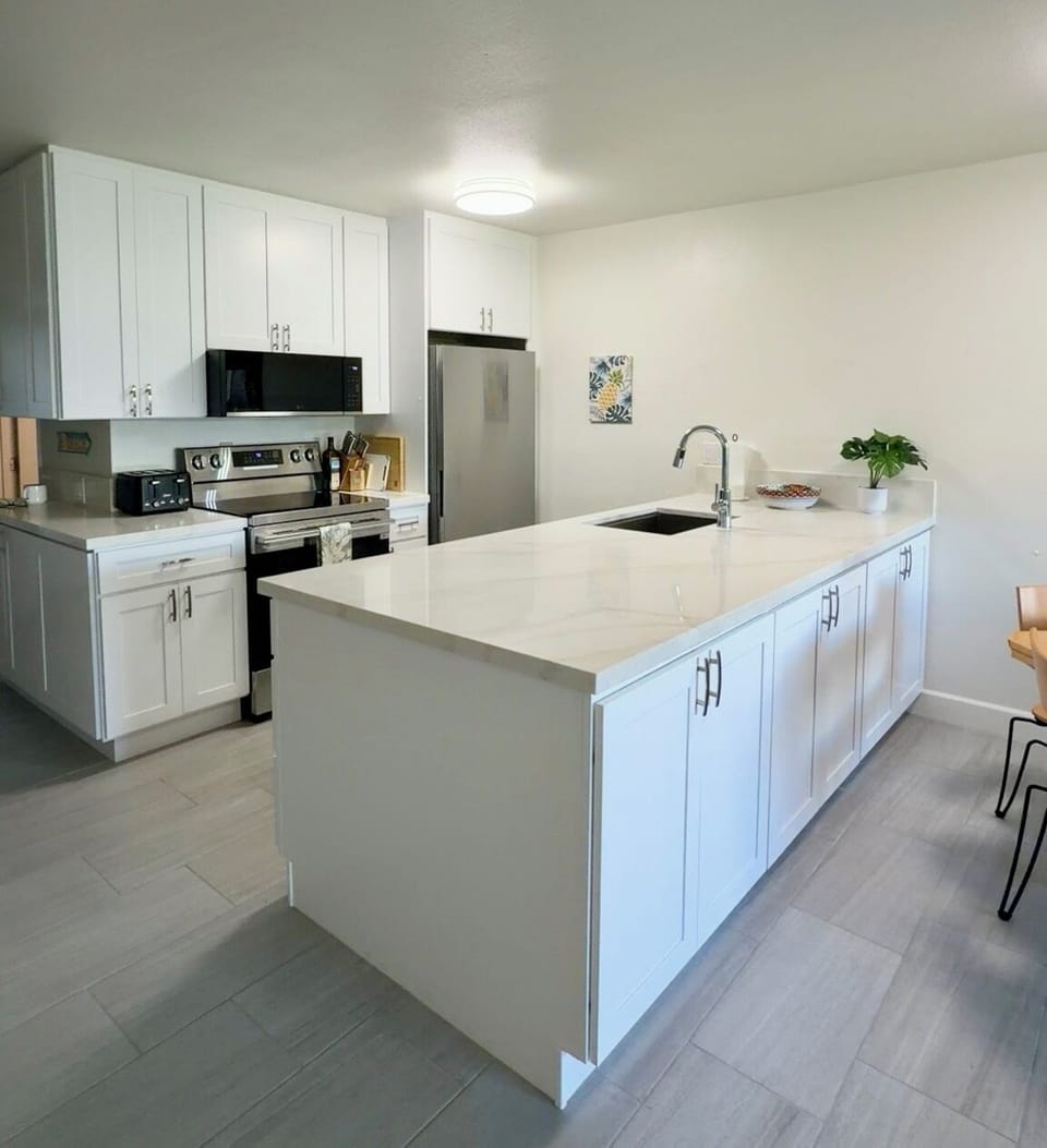Spacious island for food prep and visiting.