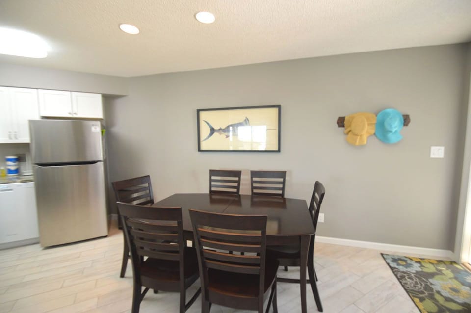 Sandpiper 15B Dining Area