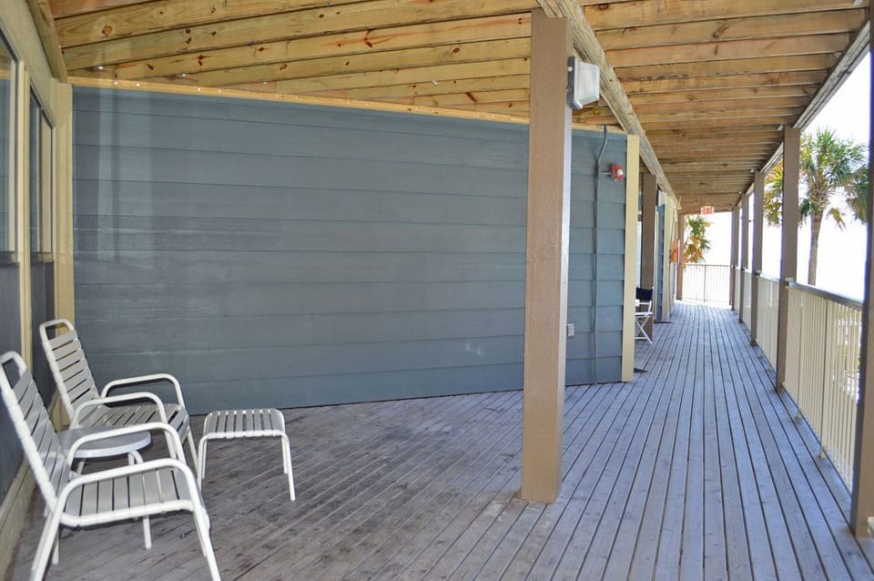 Sandpiper 6A Front Deck Area