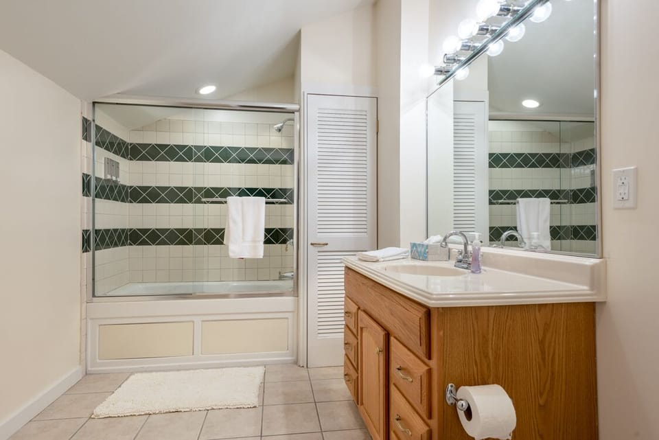 Upstairs Common Bath