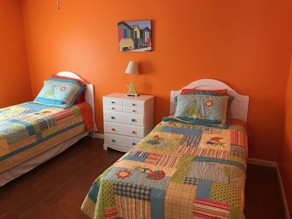 Bedroom 2 (2 twin beds)