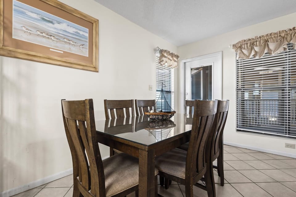 Sandpiper 9C Dining Area