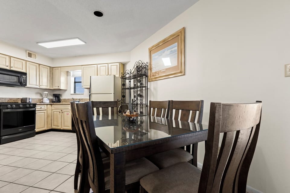 Sandpiper 9C Dining Area